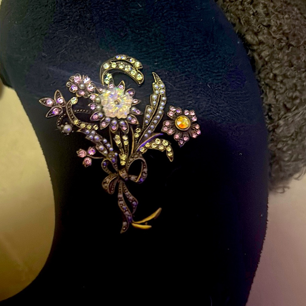 Elegant Floral Brooch with Purple and Gold Accents